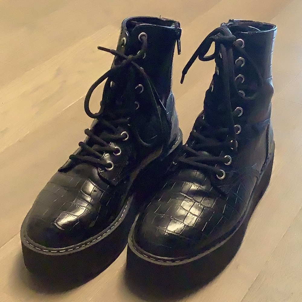 H&M - Platform Lace-Up Boots in Black